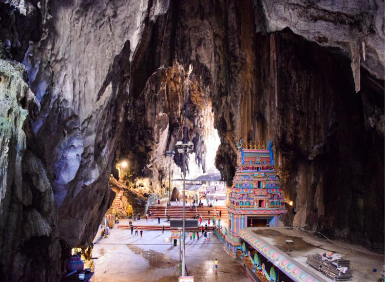 Không gian linh thiêng bên trong hang động đá vôi Batu Caves